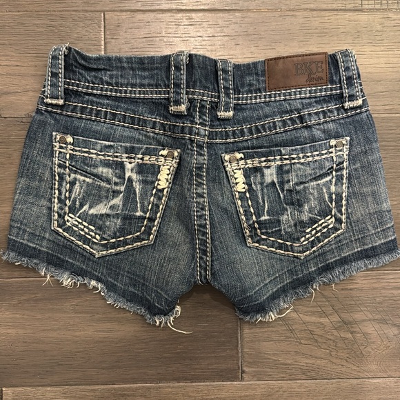 Like New Dark Wash Jean shorts BKE by buckle size 26 - Picture 2 of 3